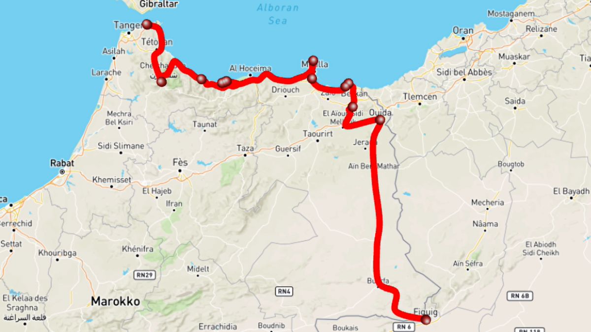 Karte von Nordmarokko mit einer roten Route, die durch Städte wie Tanger, Tetouan, Chefchaouen und Al Hoceima führt.