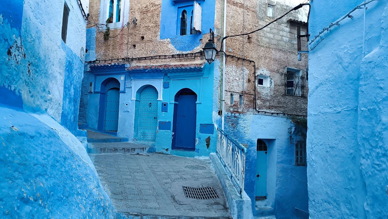 Gasse in Chefchaouen mit blauen Häusern.