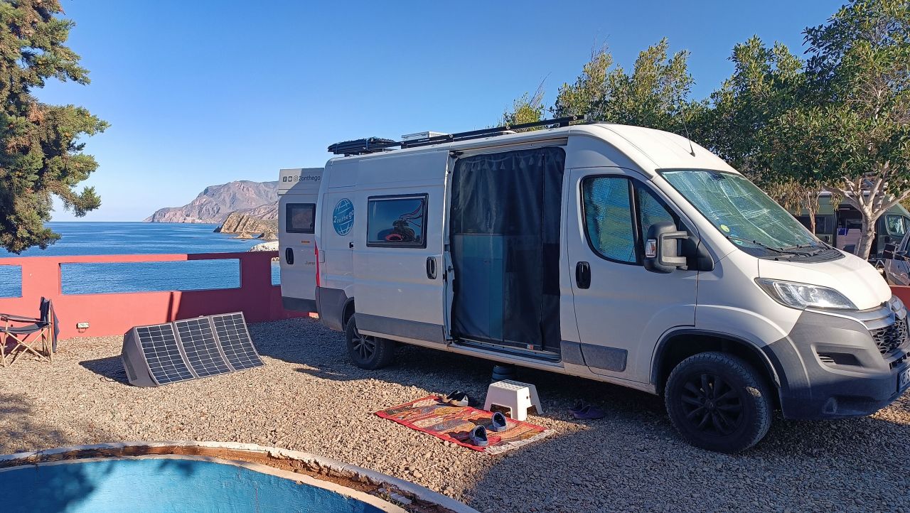 Wohnmobil auf dem Campingplatz, im Hintergrund Blick auf die Steilküste und das Meer.