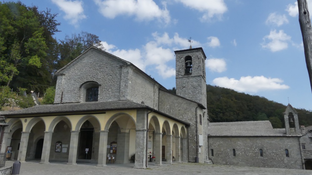 Kleine Klosterkirche aus grauem Stein.