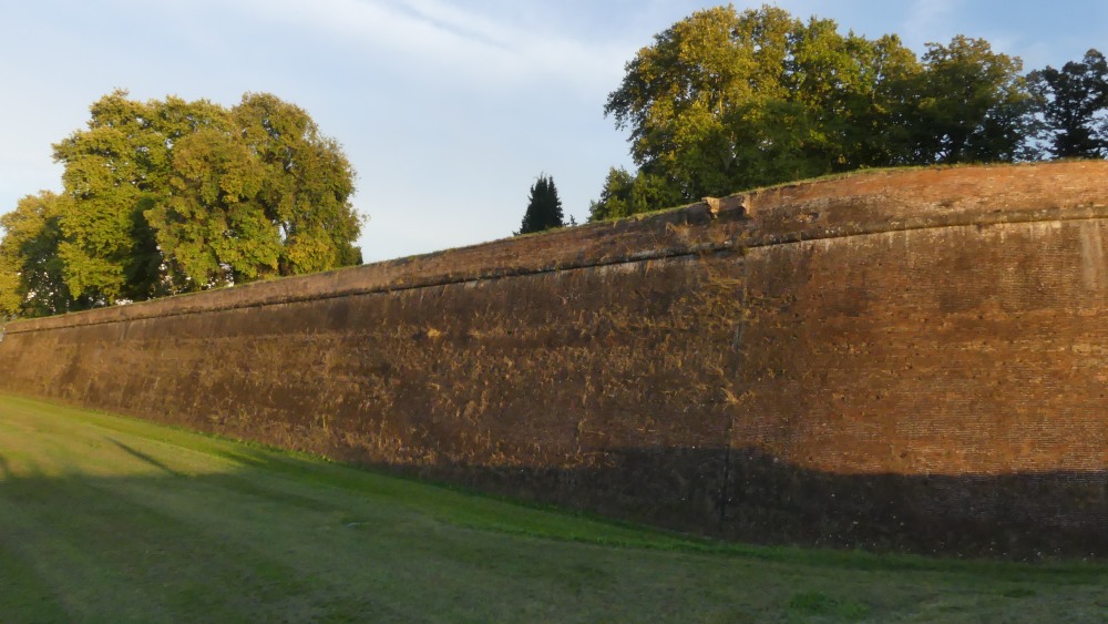 Stadtmauer von Lucca im Abendlicht.